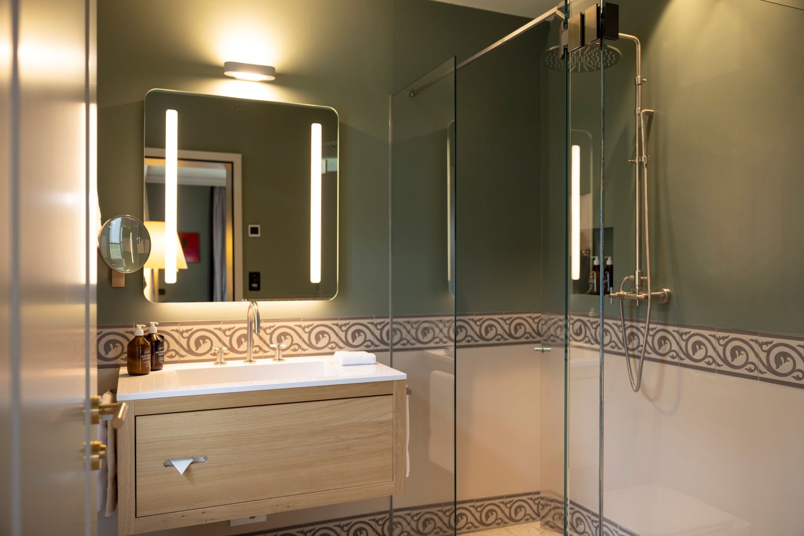 Hotel Cresta Palace, St Moritz - bathroom with double shower